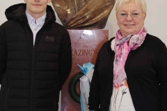 A-Kazinczy-szobor-elott