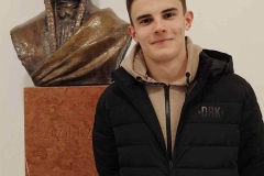 Laci-a-Kazinczy-szobornal