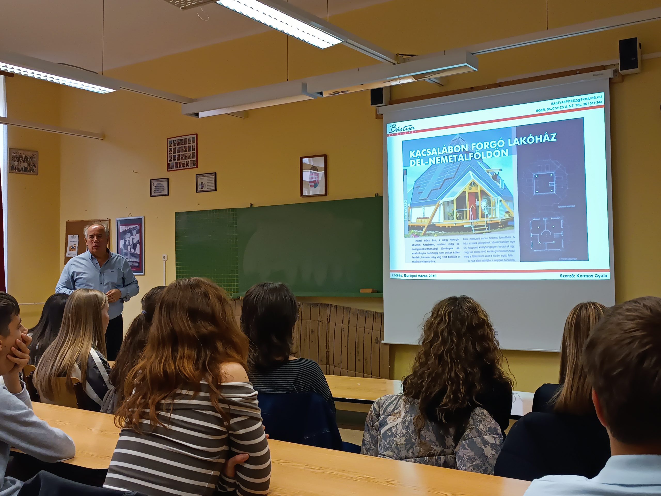 A fenntartható építkezéssel ismerkedtünk a Természettudományi Tehetséggondozó Műhely foglalkozásán