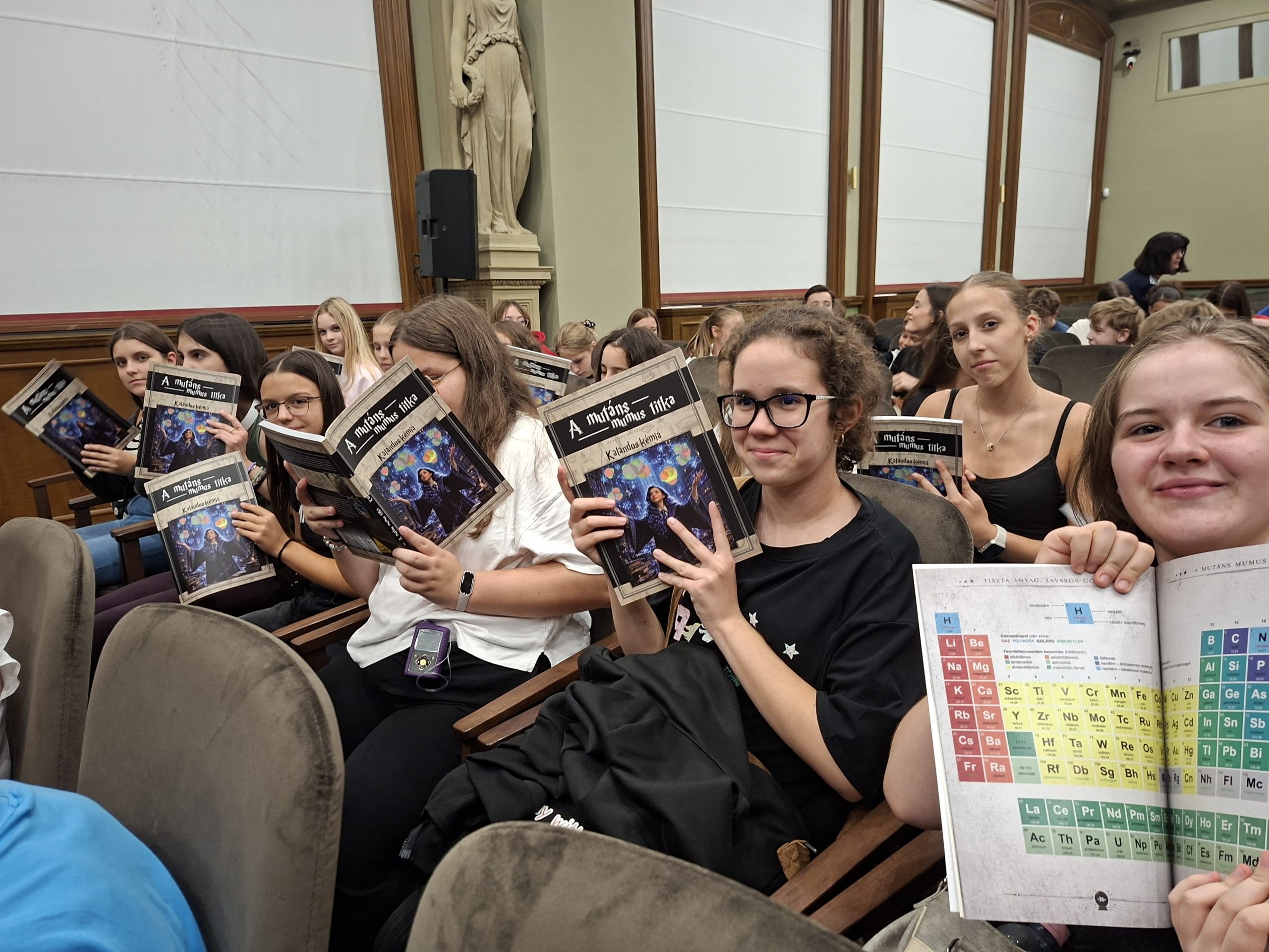 Egy új kémiakönyv bemutatóján jártunk az Akadémián